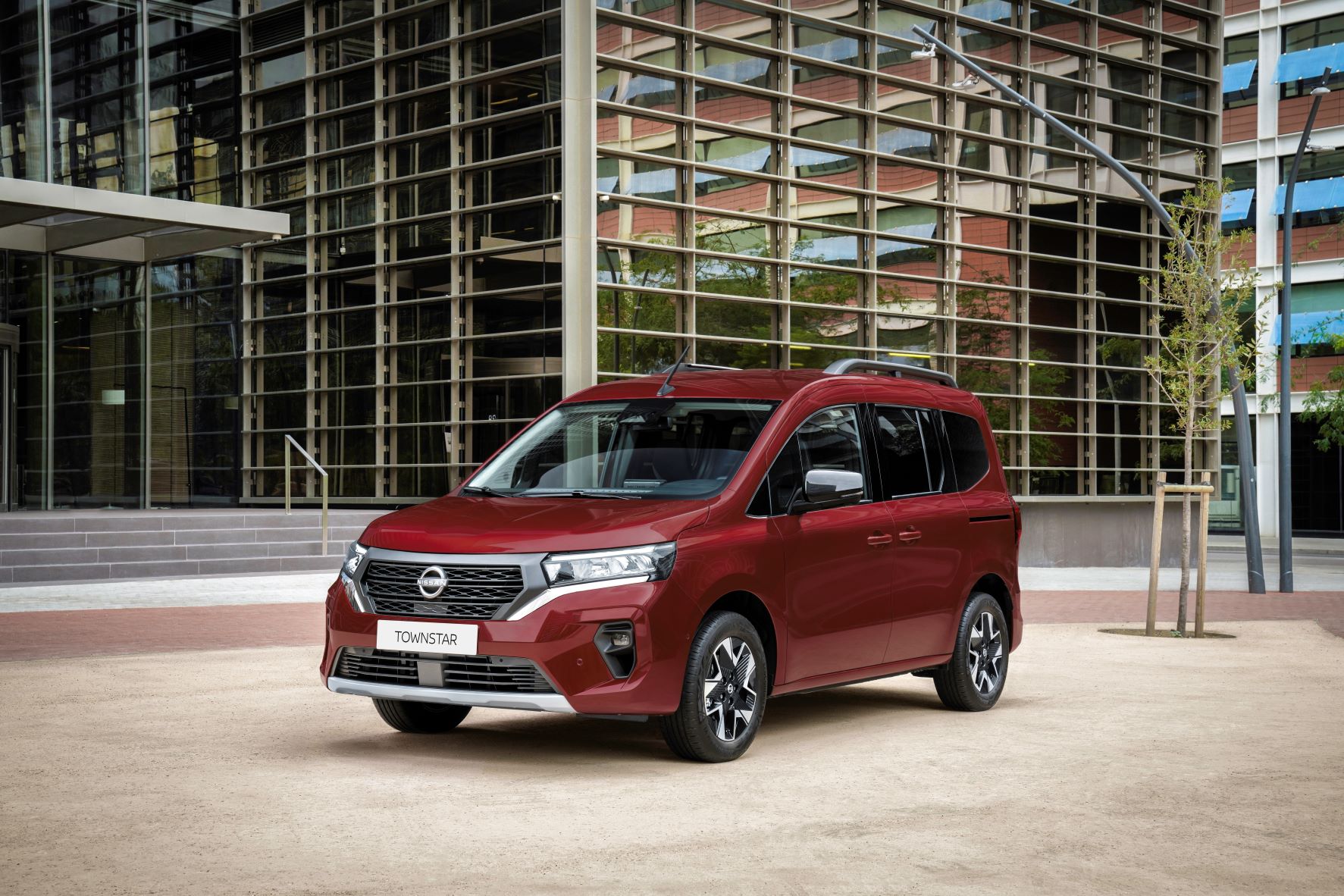 Nissan Townstar Combi Benzin 2022 Skraa Fra Siden
