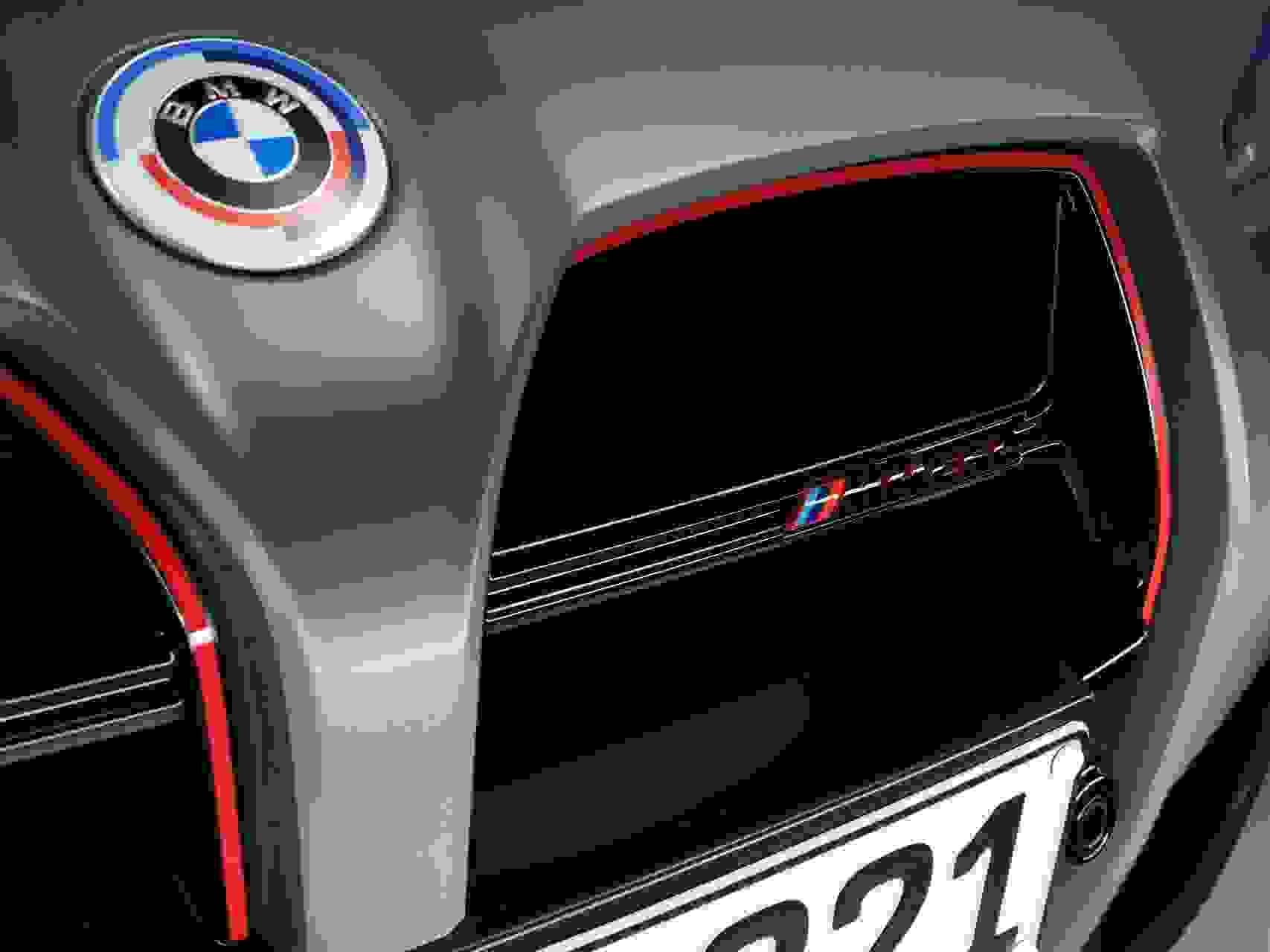BMW M4 CSL 8