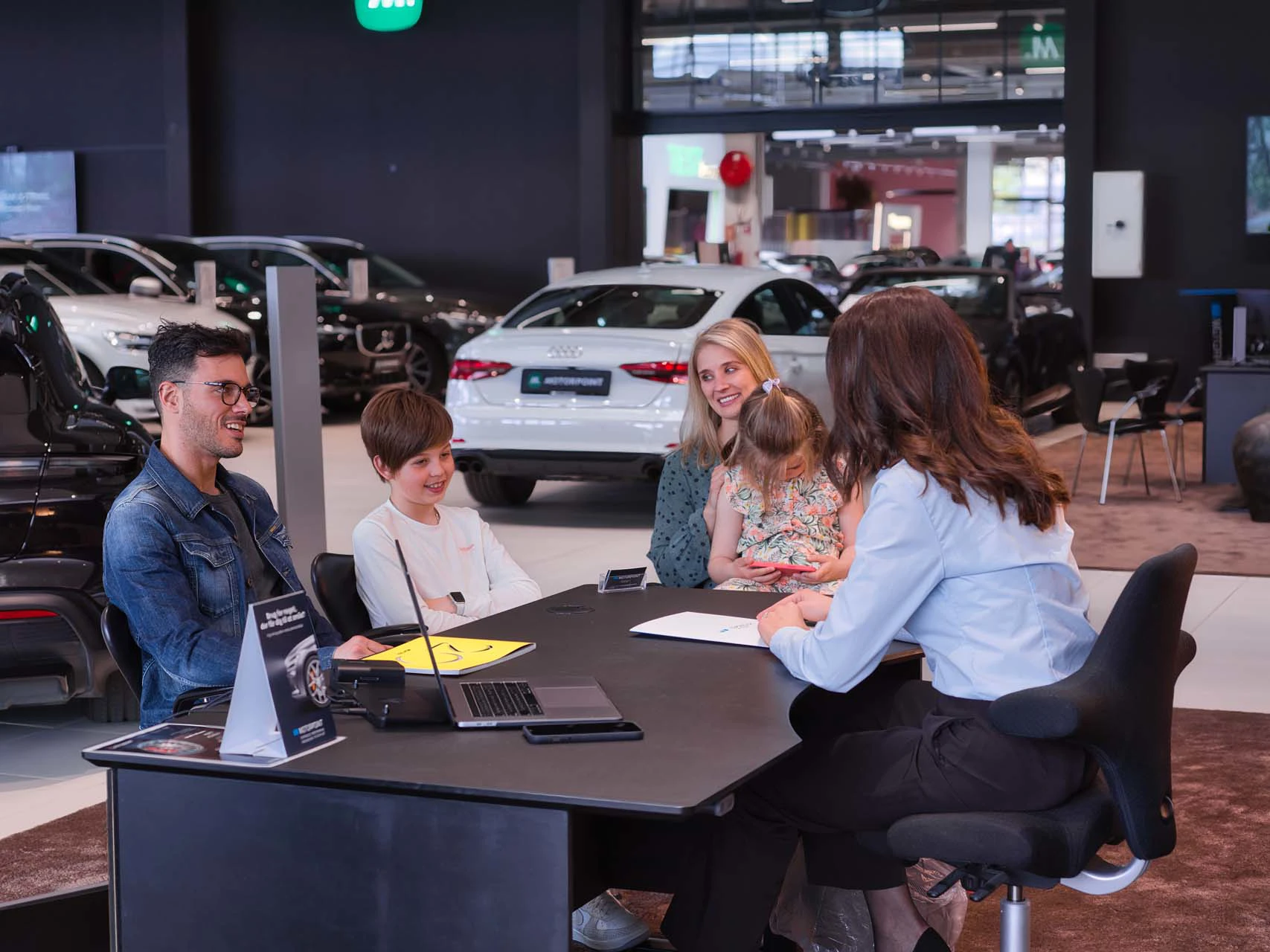 Motorpoint Kvindelig Sælger Og Familie (12)