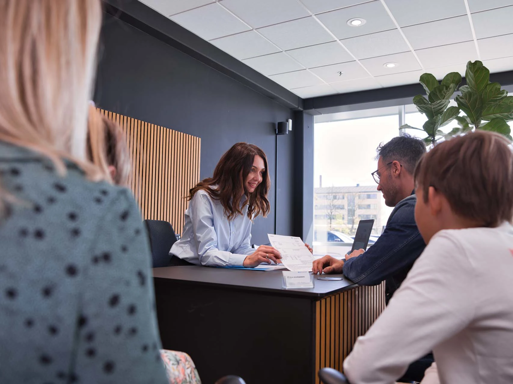 Motorpoint Kvindelig Sælger Og Familie (15)
