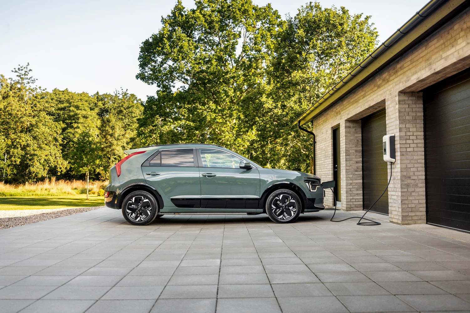 Kia Niro Groen Foran Garage I Oplader Fra Højre Side